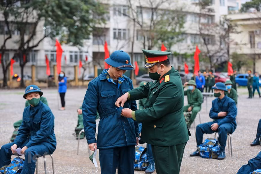 在新冠肺炎疫情的形势仍然复杂严峻的背景下，2021年度新兵交接仪式在简便而庄重气氛中进行，严格遵守防疫规定。河内市全市应征入伍青年4554人，其中军队应征入伍3500人和公安应征入伍1054人。2021年度新兵交接仪式举行之前，所有入伍新兵都要接受新冠病毒检测。图自Vietnam+