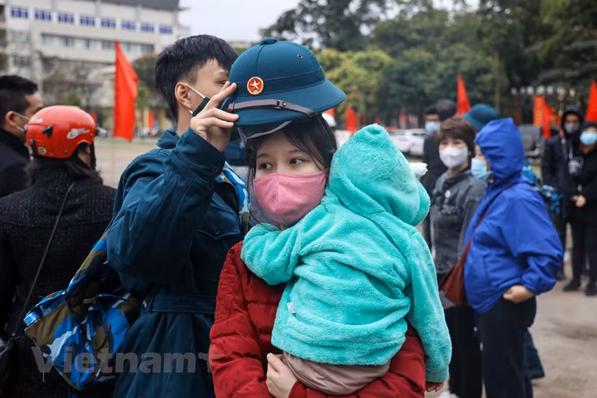 对许多年轻人来说，今天是一个特别的日子。因为，他们已正式成为越南人民军队的一员，并开始他们生活中崭新的军旅生活。 新兵都下决心完成被交给的任务，为建国卫国事业做出积极贡献。正式入伍的新兵们及其家属各有不同的感触。图自Vietnam+