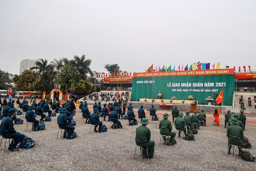 在新兵交接仪式上，河内市委书记王廷惠希望入伍新兵全力以赴出色完成各项任务，不愧为英雄首都河内的子孙。2021年度新兵交接仪式举行之前，所有入伍新兵都要接受新冠病毒检测，检测结果将发给接兵单位，以便于健康观察和疫情防控工作，决不让接兵单位爆发疫情。图自Vietnam+