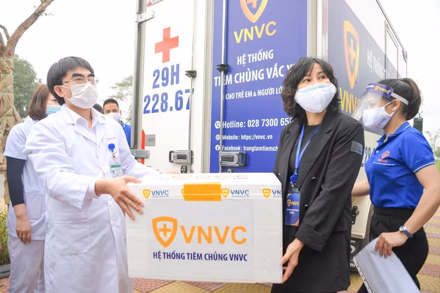 越南卫生部代表表示，首批11.76万剂新冠疫苗将启动越南有史以来规模最大的疫苗接种计划。 按计划，1亿剂新冠疫苗将为全国人民进行接种。18岁以上的公民将进行2次注射，两次注射间隔12周。为了实施该接种计划，越南政府已投资并动员大量资金，致力于有效防疫和保护人民的健康安全。图自Vietnam+