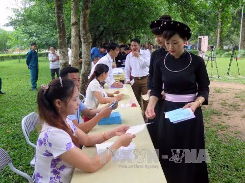  少数民族同胞参加投票。