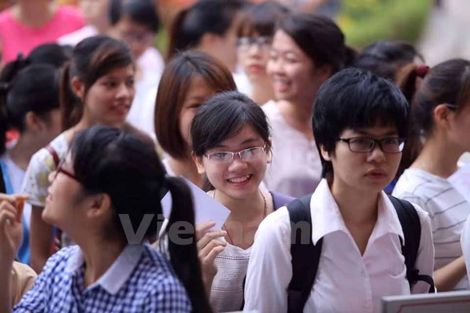 越南河内师范大学大学生兴高采烈参加投票。