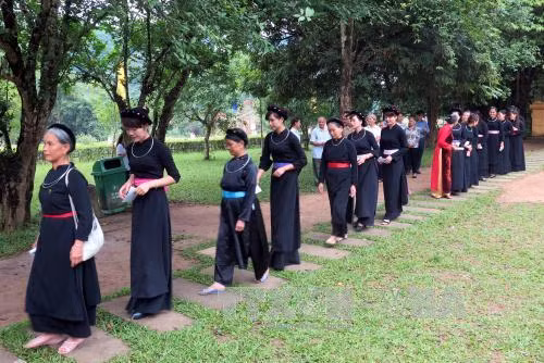  少数民族同胞参加投票。
