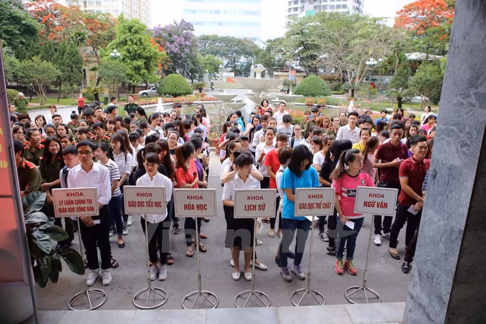 越南河内师范大学大学生兴高采烈参加投票。