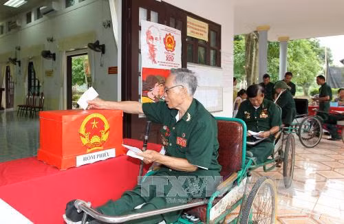  越南伤残军人参加投票。