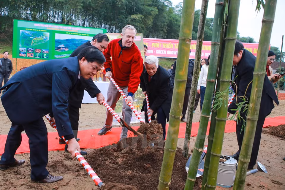 特德奥修斯大使与蓝山糖业公司董事长黎文三一起种竹子。（图片来源：越通社）