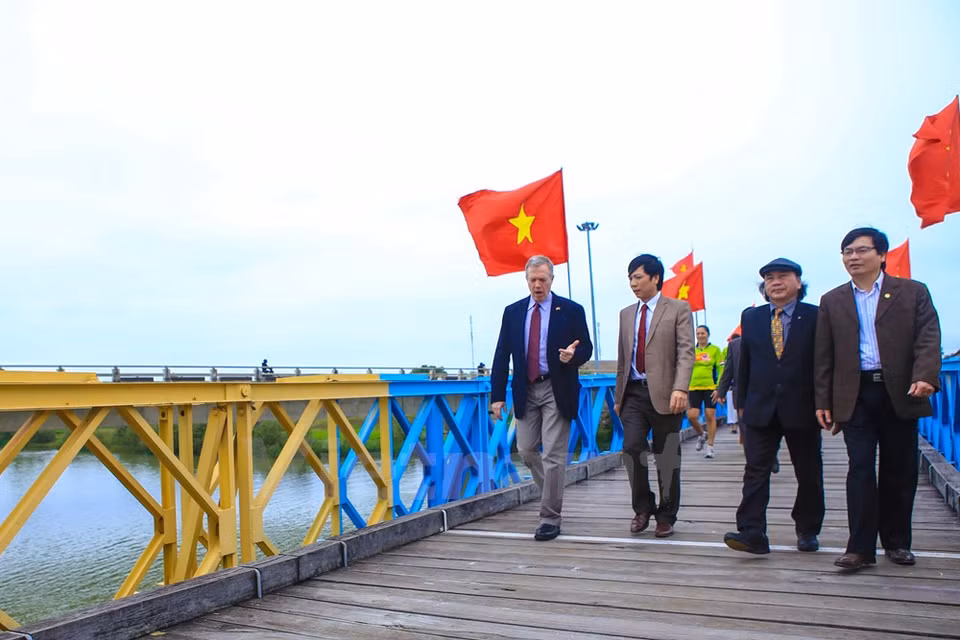 特德奥修斯一团参观广治省边海河贤良桥。（图片来源：越通社）