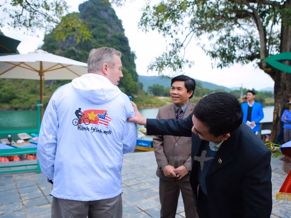 特德奥修斯大使穿着印有本次自行车旅程的主题的衣服。（图片来源：越通社）