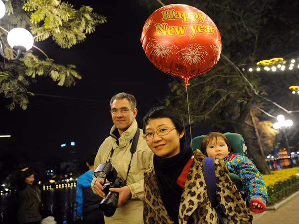 外国游客喜迎新春（图片来源：越南人民报）