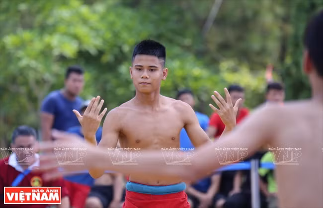 比赛之前，摔跤手进行一些仪式。