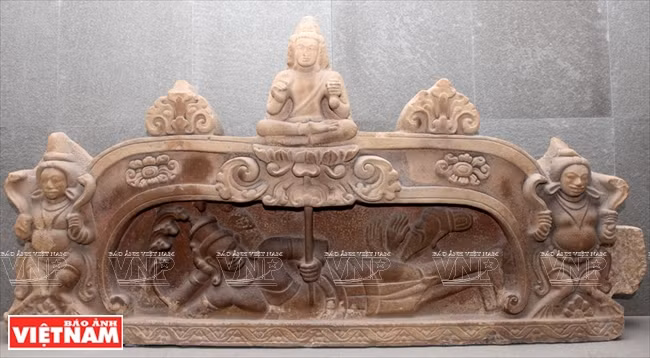 所展出的每个作品揭示在地下沉睡数百年前的古代文明隐藏的价值。越通社记者 摄