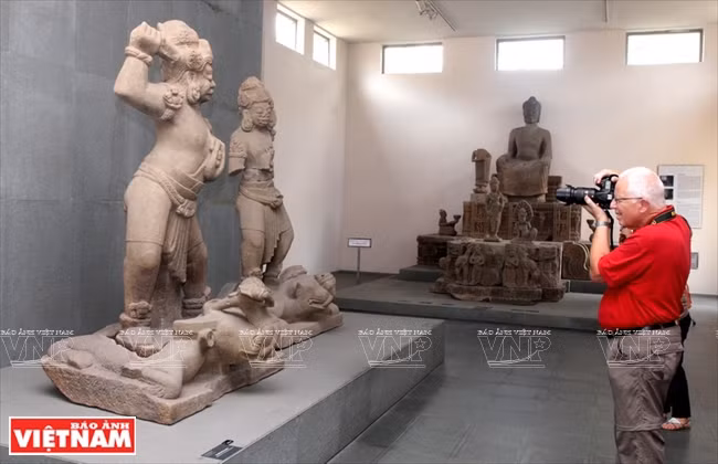 所展出的每个作品揭示在地下沉睡数百年前的古代文明隐藏的价值。越通社记者 摄