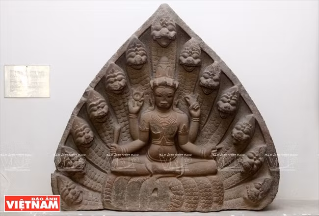 所展出的每个作品揭示在地下沉睡数百年前的古代文明隐藏的价值。越通社记者 摄