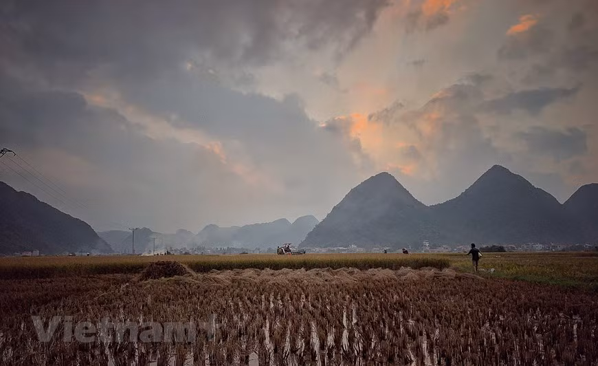莱州山丘黄昏时分的美景。图自越通社