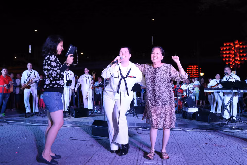 美国海军第七舰队乐队举行文艺演出 与岘港市民和游客亲切交流。越通社记者 陈黎林 摄