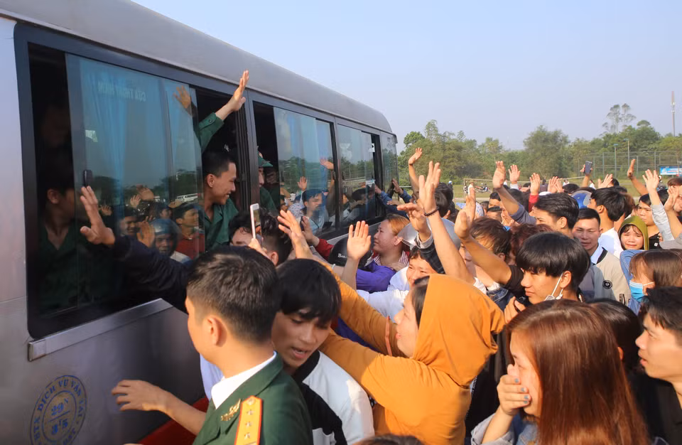 新兵入伍时，家人一路送别，久久不能释怀。（图片来源：越通社）