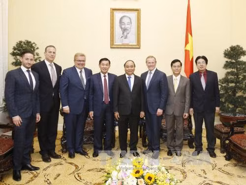  政府总理阮春福与美国投资商代表团合影。