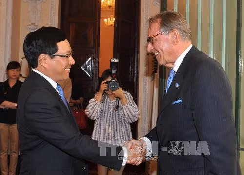 政府副总理兼外长范平明（左）会见联合国常务副秘书长扬·埃利亚松。