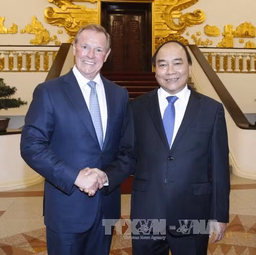  政府总理阮春福（右）会见由环娱资产管理 有限公司总裁威廉·怀德率领正在对越南进行工作访问的美国投资商代表团。