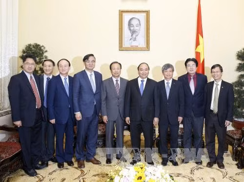 政府总理阮春福与三星总裁申宗钧一行合影。