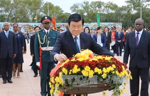  张晋创主席向设在克首都马普托的莫桑比克英雄纪念碑敬献花圈。（图片来源：越通社）