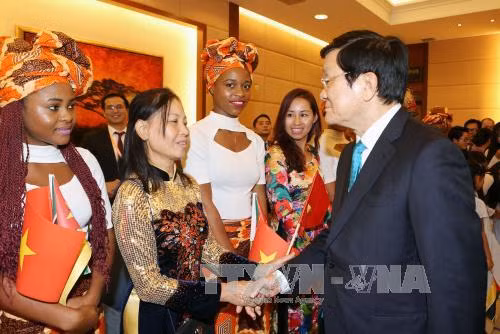  莫桑比克外交与合作部长和越南驻莫大使馆干部和职员赴机场迎接张晋创主席一行。（图片来源：越通社）