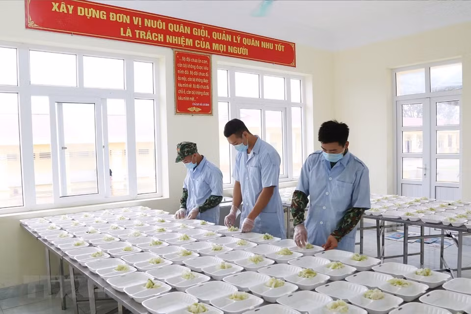 军队的厨师为隔离者准备营养的套餐。（越通社记者杨江 摄）