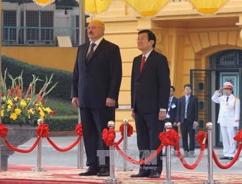 越南国家主席张晋创在主席府按照给予国家元首的礼遇主持隆重仪式，欢迎白俄罗斯总统卢卡申科一行的到访。（图片来源：越通社）
