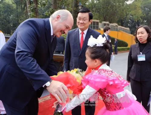 越南儿童给白俄罗斯总统卢卡申科赠送鲜花。（图片来源：越通社）