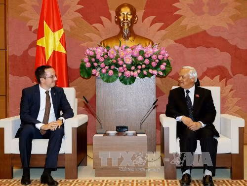 越南国会副主席旺周刘会见罗马尼亚社会党议员丹尼尔·巴布莱斯库。（图片来源：越通社）