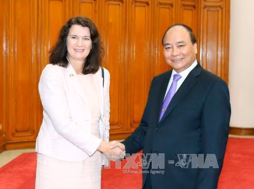 越南政府总理阮春福会见正在访越的瑞典贸易大臣安·林德。（图片来源：越通社）