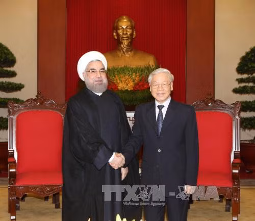 越共中央总书记阮富仲会见正在对越南进行国事访问的伊朗总统哈桑•鲁哈尼。（图片来源：越通社）