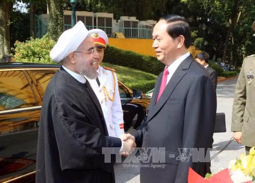 越南国家主席陈大光与伊朗伊斯兰共和国总统哈桑•鲁哈尼。（图片来源：越通社） 