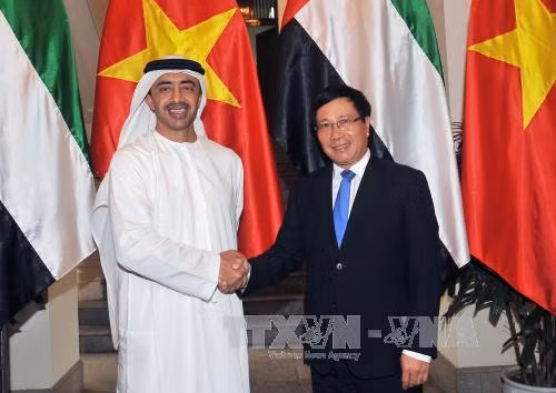  越南政府副总理兼外长范平明会见阿联酋外交与国际合作部部长谢赫阿卜杜拉•本•扎耶德•阿勒纳哈扬。