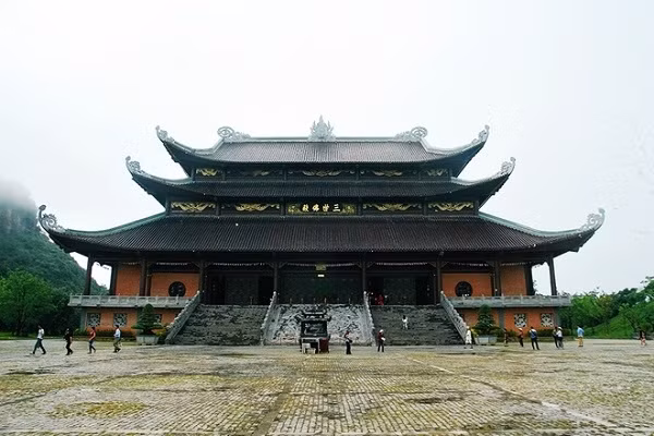 从远方看，拜丁建筑群体在雄伟壮观的山岭上明显突出。到这里，游客有机会探索一个历史、文化和虔灵景区的原初和古老之美。（图片来源：《越南快讯网》）
