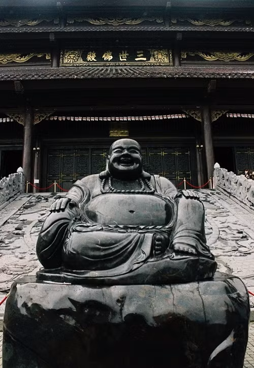 每年众多国内外游客前来烧香和瞻拜拜丁寺，祈求家人身体健康，幸福吉祥。（图片来源：《越南快讯网》）