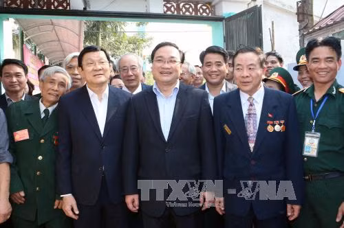 越南国家主席张晋创会见北部地区被敌人逮捕和监禁的老革命战士。（图片来源：越通社）