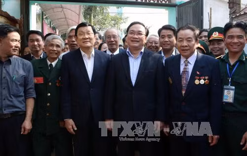 越南国家主席张晋创会见北部地区被敌人逮捕和监禁的老革命战士。（图片来源：越通社）