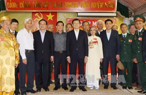 越南国家主席张晋创会见北部地区被敌人逮捕和监禁的老革命战士。（图片来源：越通社）