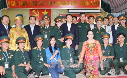 越南国家主席张晋创会见北部地区被敌人逮捕和监禁的老革命战士。（图片来源：越通社）