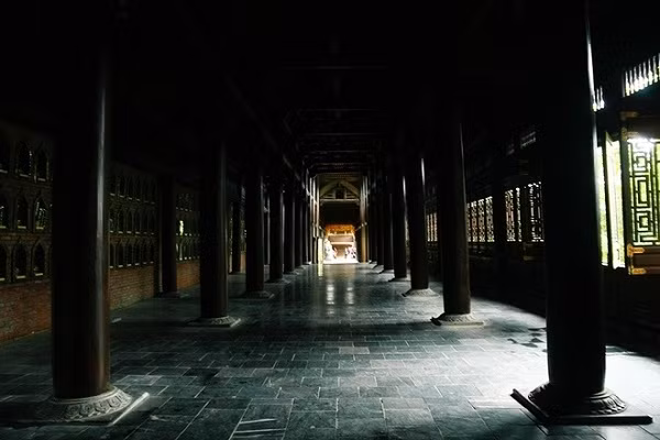 在三世殿上瞭望山清水秀的长安胜地。（图片来源：《越南快讯网》）