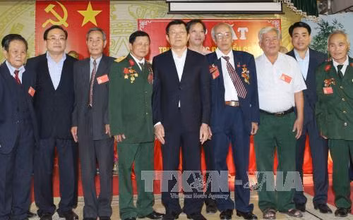 越南国家主席张晋创会见北部地区被敌人逮捕和监禁的老革命战士。（图片来源：越通社）