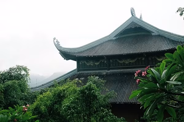 拜丁寺从早上六点到21殿开门，参观门票为5万越盾一票。（图片来源：《越南快讯网》）