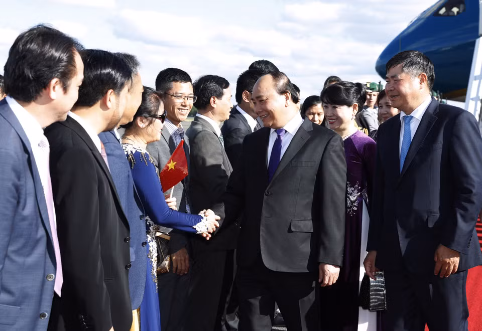 阮春福总理和夫人抵达柏林-泰格尔奥托·利林塔尔机场。（图片来源：越通社）