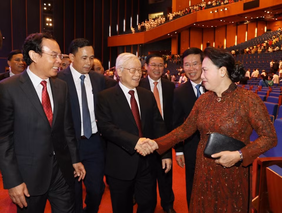 胡志明主席遗嘱执行50周年国家级纪念活动在河内隆重举行。党和国家领导人出席此次活动。越通社记者智勇 摄