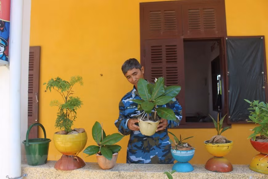 南谒岛干部战士种植滨玉蕊花和多种植物，以美化绿化工作环境。图自越通社