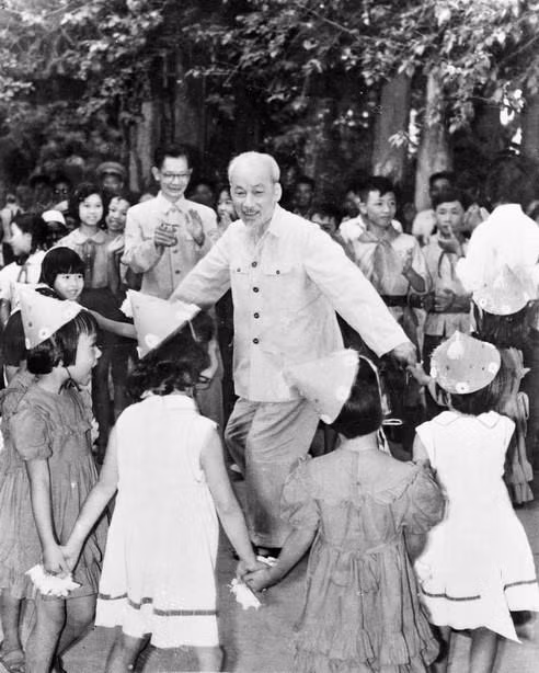 1960年6月1日，值此国际儿童节之际，胡伯伯在主席府花园与儿童唱歌跳舞。图自越通社