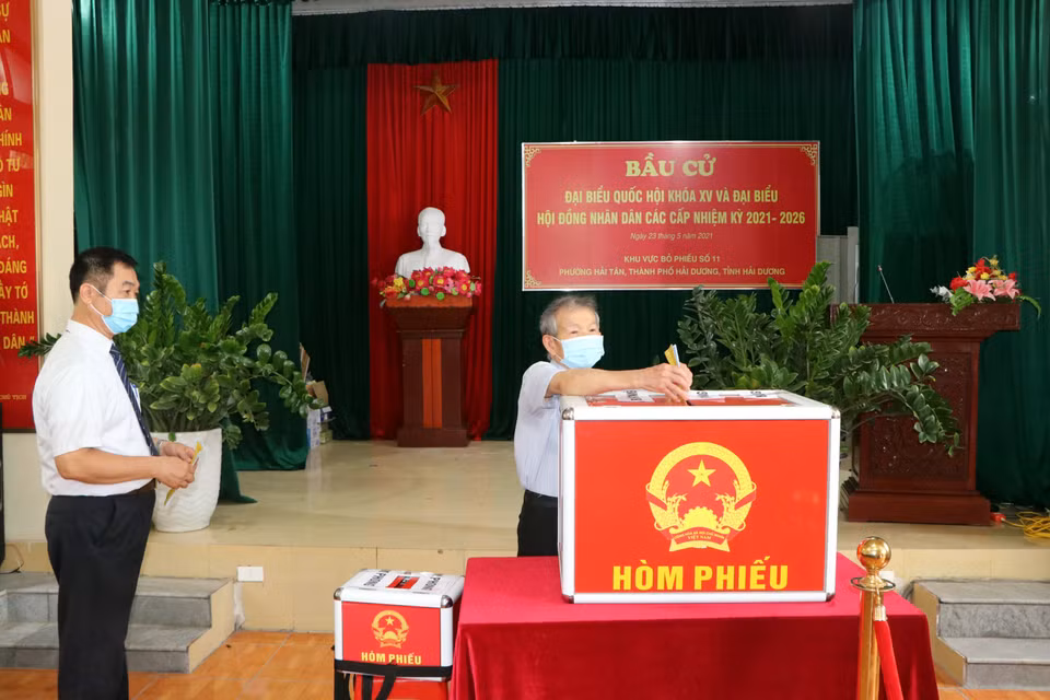 选民在海阳市海新坊11号选举组进行投票。图自越通社