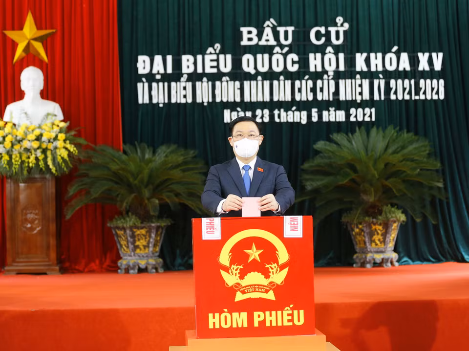 越南国会主席王廷惠在海防市安老县安老镇1号投票站进行投票。图自越通社