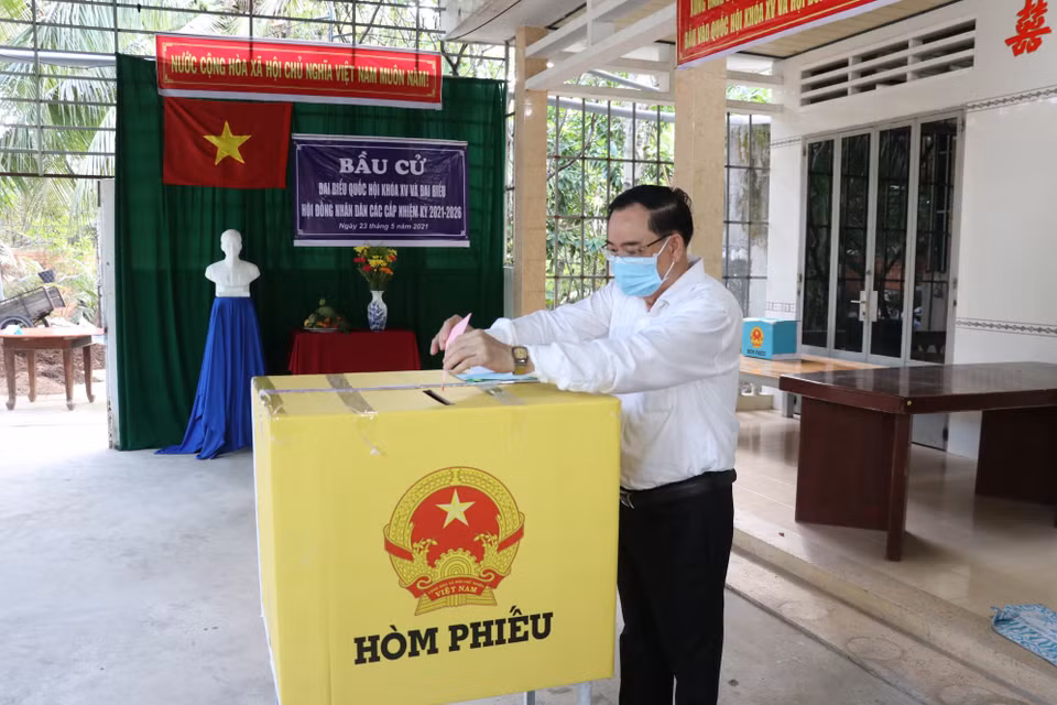 选民在槟椥市第6坊4号投票站进行投票。图自越通社